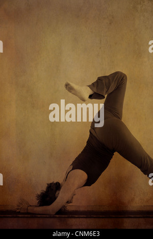 Frau in einer Variante des Yoga pose Dolphin. Foto-Illustration. Stockfoto