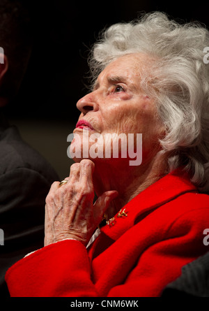 Annie Glenn hört Frau des Astronauten und Senator John Glenn während einer Feier zu Ehren des 50. Jahrestages der historischen Flug John Glenn an Bord Friendship 7 3. März 2012 in Cleveland, Ohio. Glenn war der erste Amerikaner, die Erde zu umkreisen. Stockfoto