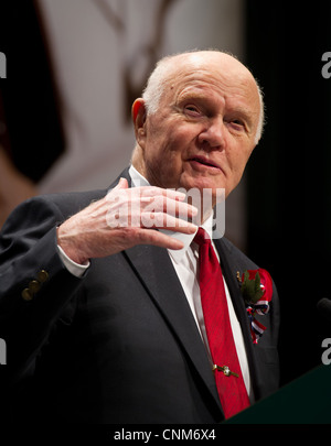 Ehemaliger Senator John Glenn spricht während einer Feier zu Ehren des 50. Jahrestages der historischen Flug John Glenn an Bord Friendship 7 20. Februar 2012 in Cleveland, Ohio. Glenn war der erste Amerikaner, die Erde zu umkreisen. Stockfoto