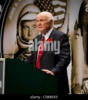 Ehemaliger Senator John Glenn spricht während einer Feier zu Ehren des 50. Jahrestages der historischen Flug John Glenn an Bord Friendship 7 20. Februar 2012 in Cleveland, Ohio. Glenn war der erste Amerikaner, die Erde zu umkreisen. Stockfoto