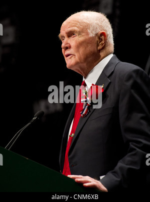 Ehemaliger Senator John Glenn spricht während einer Feier zu Ehren des 50. Jahrestages der historischen Flug John Glenn an Bord Friendship 7 20. Februar 2012 in Cleveland, Ohio. Glenn war der erste Amerikaner, die Erde zu umkreisen. Stockfoto