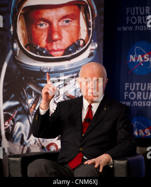 Ehemaliger Senator John Glenn spricht während einer Feier zu Ehren des 50. Jahrestages der historischen Flug John Glenn an Bord Friendship 7 20. Februar 2012 in Columbus, Ohio. Glenn war der erste Amerikaner, die Erde zu umkreisen. Stockfoto