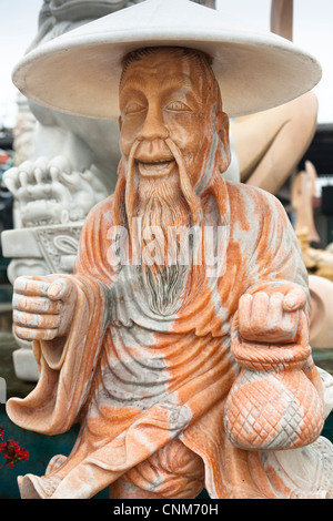 Stein schnitzen eines alten, bärtigen, vietnamesischen Mannes, Hai Duong, Vietnam Stockfoto