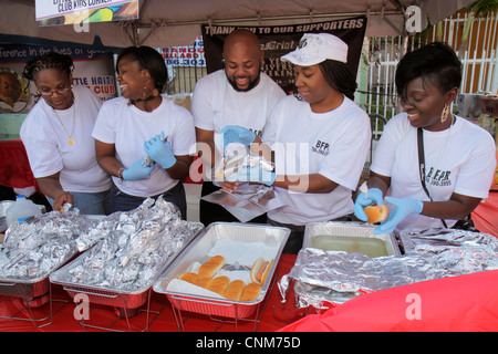 Miami Florida, Little Haiti, Caribbean Market Place Karneval, Marktplatz, Gemeinschaftsveranstaltung, Schwarze Afrikaner ethnische Minderheit, Erwachsene Erwachsene Mann Stockfoto