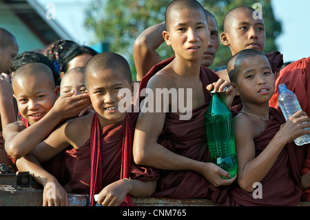 Birmanischen buddhistischen Novizen zusammen auf der Rückseite eines LKW während Wasser Festival feiern, Kalaw, Burma reisen Stockfoto