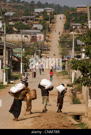 Straßenszene in einer ländlichen Kleinstadt Straße zwischen Kalaw und Pindaya, Burma Stockfoto