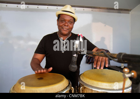 Miami Florida, Little Haiti, Caribbean Market Place Karneval, Marktplatz, Gemeinde Schwarze Männer männliche Erwachsene Erwachsene, Musiker, Trommeln, spielen, Tanbou, Bongo, F Stockfoto