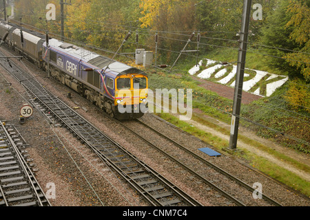 Klasse 66 Diesel Lokomotive 66726 mit Zug der Kohlewagen, südlich von York entfernt. Stockfoto