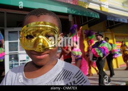 Miami Florida, Little Haiti, Caribbean Market Place Karneval, Marktplatz, Gemeinde Schwarze Jungen, männliche Kinder Kinder Kinder Youngster, Mardi Gras Maske Stockfoto