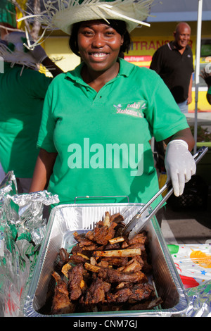 Miami Florida, Little Haiti, Caribbean Market Place Carnival, Marktplatz, Gemeinde Schwarze Frau weibliche Frauen, gegrilltes Rindfleisch, Vitrinenverkauf, Essen, Verkäufer V Stockfoto