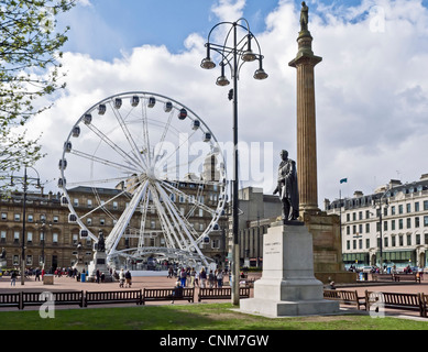 Das Rad von Glasgow in George Square Glasgow Schottland mit Dichter Thomas Campbell (vorne) & Sir Walter Scotts Statuen rechts. Stockfoto