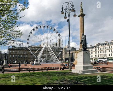 Das Rad von Glasgow in George Square Glasgow Schottland mit Dichter Thomas Campbell (vorne) & Sir Walter Scotts Statuen rechts. Stockfoto