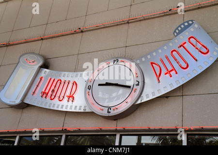 Miami Beach, Florida, Lincoln Road Mall, Neonschild, Uhr, 1-stündiges Foto, CVS-Apotheke, Drogerie, Eingang, Vorderseite, FL120311070 Stockfoto