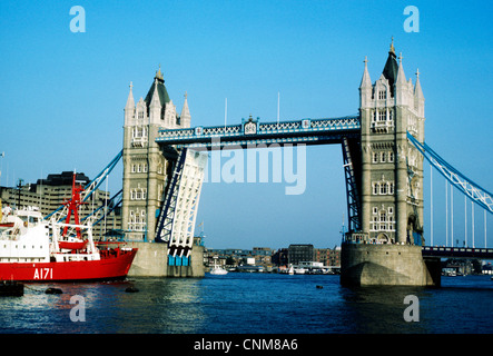 Tower Bridge-London, hob offenen Fluss Themse Brücken English England UK großes Boot Schiff Unterquerung Flüsse Stockfoto