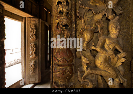 Buddha-Statue am Shwenandaw Kyaung in Mandalay, Burma. Teak-Kloster. Myanmar Stockfoto