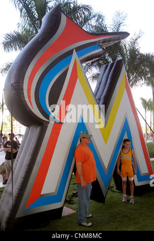 Miami Florida, Little Havana, Marlins Park, neues professionelles Baseballstadion, Ballpark, Major League, Fanfest, offenes Haus, Fans, riesiges Logo, Mann Männer, Erwachsener Stockfoto