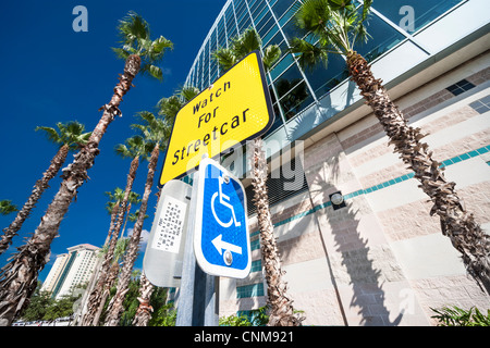 Tampa Bay Times Forum, Stadion, Arena, Auditorium Halle mit Anzeichen für Rollstuhlfahrer und eine Warnung für Strassenbahnen Straßenbahnen Stockfoto