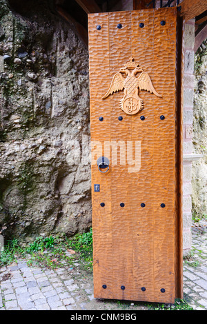 Hölzerne Tür zum Kloster Varlaam gemeißelt. Das Wappen ist dem Doppeladler, Symbol der orthodoxen Religion. Stockfoto