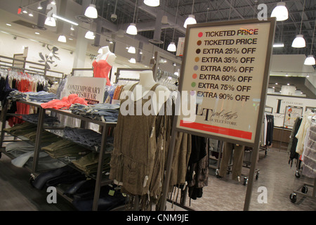 Miami Florida, Sweetwater, Dolphin Mall, Lord & Taylor Outlet Store, Ausstellungsverkauf, Luxus, Kleidung, Accessoires, Schild, Rabatt, Spezial, Frauen, Männer, Schild, spe Stockfoto