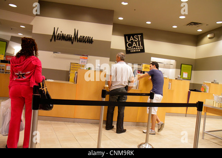 Miami Florida, Sweetwater, Dolphin Mall, Neiman Marcus, Last Call Clearance Center, Zentrum, Kleidung, Accessoires, Ausstellungsverkauf, Luxus, Rückgabeschalter, Kundenkontakt Stockfoto