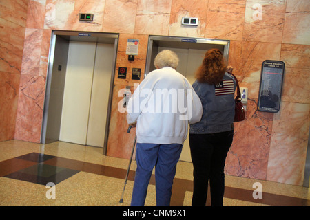 Miami Beach, Florida, Mount Mt. Sinai Medical Center, Zentrum, Krankenhaus, Gesundheitswesen, Erwachsene Erwachsene Frau Frauen weibliche Dame, ältere Mutter, Mutter, ältere Senioren o Stockfoto