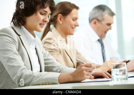 Unternehmensgruppe von drei auf ihre Arbeit konzentrieren Stockfoto