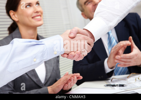 Nahaufnahme der beiden Hände schütteln gegen Business-team Stockfoto
