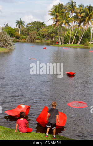 Miami Florida, Coral Gables, Fairchild Tropical Gardens, riesige rote schwebende Rosenblüten, Kunstinstallation, Künstler will Ryman, Jungen, männliches Kind Kinder Kind c Stockfoto