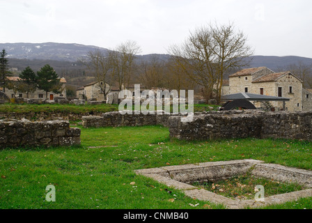 Saepinum, das Haus des Impluvium Sannitico. Es handelt sich um eine private Wohnung, deren Name auf die Entdeckung eines früheren kleinen Impluviums unter dem heutigen Kalkstein-Impluvium zurückgeht, das aus rhomboidalen Terrakotta-Elementen und anderen Terrakotta-Elementen mit Buchstaben in oskanischer Sprache hergestellt wurde. Diese Funde, die sich auf einer niedrigeren Ebene befinden als die sichtbaren Strukturen, beziehen sich auf Gebäude aus dem 2. Jahrhundert v. Chr. und zeugen von einer Siedlung vor der römischen Stadt Saepinum. Stockfoto
