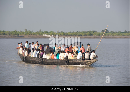 Kleine hölzerne Fähre überfüllt mit Menschen, Gothakali Port, Sunderbans, West Bengalen, Indien, Asien Stockfoto