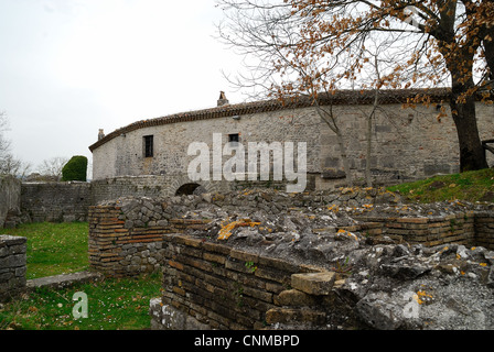 Saepinum, die Ausfallspforte des Theaters (Ifirst Sek. nach Christus) und ein Bauernhaus auf den römischen Ruinen errichtet. Stockfoto