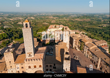 Palazzo del Podestà und Piazza della Cisterna wie gesehen von Torre Grossa Turm, San Gimignano, Toskana (Toscana), Italien Stockfoto