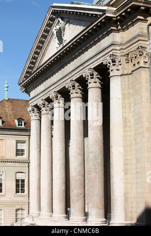 Vor dem Eingang der St.-Petri Dom, Genf, Schweiz, Europa Stockfoto