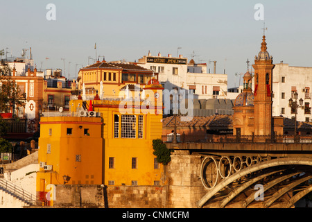 Gebäude am Ufer des Flusses Guadalquivir, Sevilla, Andalusien, Spanien, Europa Stockfoto