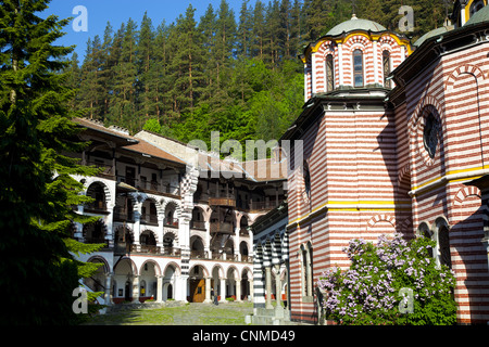 Hof, Schlafsäle und Kirche, Rila-Gebirge, Bulgarien, Europa Stockfoto