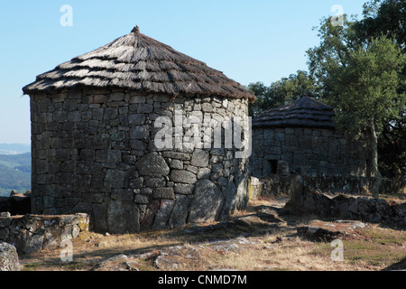 Rekonstruierte Rundhäuser in der keltischen Hügel Siedlung aus der Eisenzeit bei Citania de Briteiros, Minho, Portugal, Europa Stockfoto