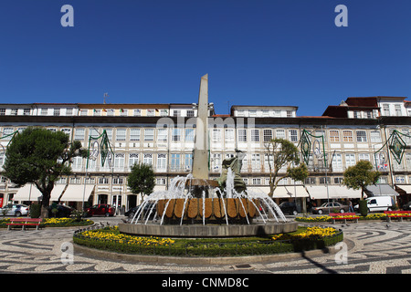 Der Brunnen Fonte Artistica auf dem Largo de Toural öffentlichen Platz in Guimaraes, Minho, Portugal, Europa Stockfoto