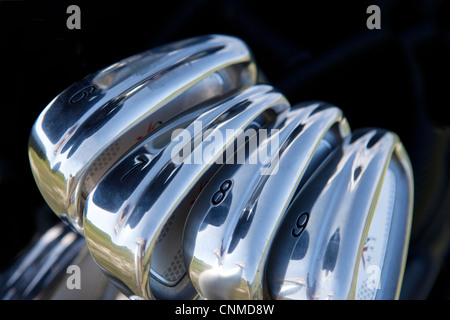Eisen in einer Golftasche Stockfoto