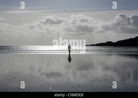 Teenager, die Silhouette und halten ein Frisbee an einem einsamen Strand Stockfoto