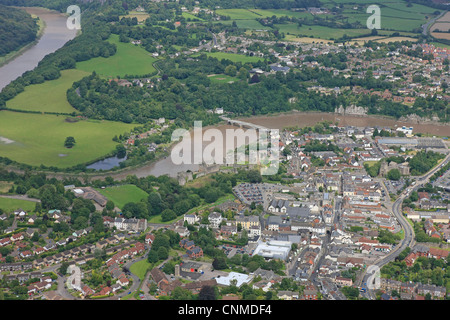 Luftaufnahme zeigt Chepstow Stadt Chepstow Castle und der Fluss Wye Stockfoto