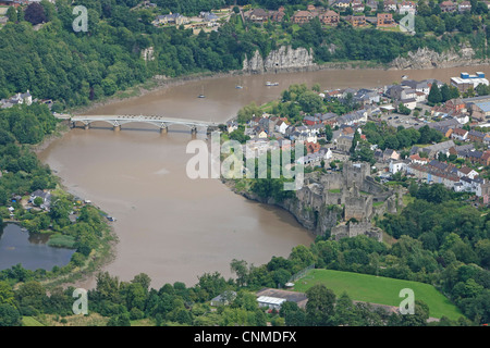 Die Luftaufnahme zeigt Chepstow, Chepstow Castle & Flusses Wye. Stockfoto