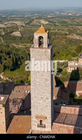 Rognosa Turm des Palazzo Vecchio del Podestà wie gesehen von Torre Grossa Turm, San Gimignano, Toskana (Toscana), Italien Stockfoto