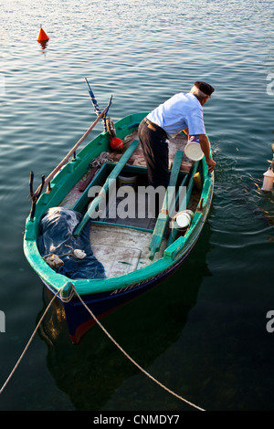 Ein einheimischer Fischer arbeitet auf seinem Boot im Hafen von Sami, Kephalonia, Griechenland Stockfoto