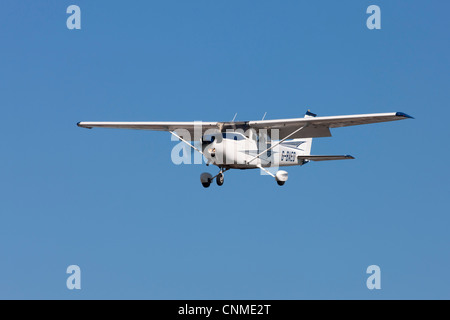 Reims Cessna F172M Skyhawk G-BAEO im Endanflug auf Sandtoft Flugplatz landen Stockfoto