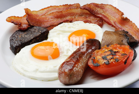 englisches Frühstück Speck und Eiern Fry-up im Restaurant gesund ungesund Stockfoto