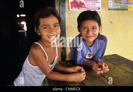 Lächelnde junge Mädchen in Angamos Dorf. Loreto-Provinz, Peru. Stockfoto