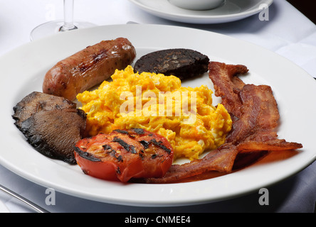 englisches Frühstück Speck und Eiern Fry-up im Restaurant gesund ungesund Stockfoto