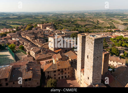 Luftaufnahme von San Gimignano - Piazza del Duomo, Torri dei Salvucci (Twin Towers), Sant'Agostino Kirche, Toskana, Italien Stockfoto