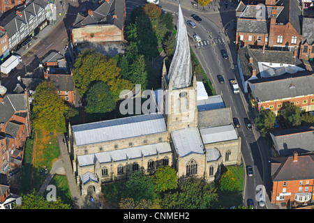 Die Luftaufnahme zeigt die Kirche der Heiligen Maria und allen Heiligen in Chesterfield mit verdrehten Turm. Stockfoto