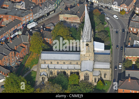 Die Luftaufnahme zeigt die Kirche der Heiligen Maria und allen Heiligen in Chesterfield mit verdrehten Turm. Stockfoto